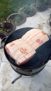 Braten räuchern in der Edelstahl Räuchertonne