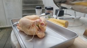 Hähnchenschenkel zusammenbinden