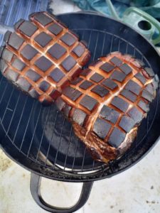 Krustenbraten aus der Räuchertonne