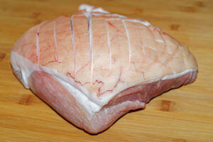 Schwarte-vom-Krustenbraten-einschneiden