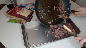 Schweinewurst-in-der-Pfanne-anbraten