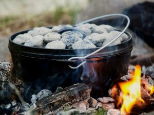 Dutch Oven mit Pulled Chicken