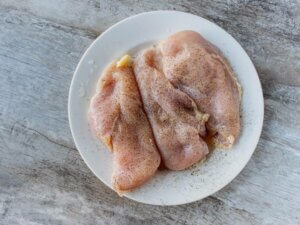Hähnchen mit Salz und Pfeffer würzen