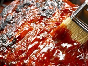 Spareribs mit Pinsel glasieren